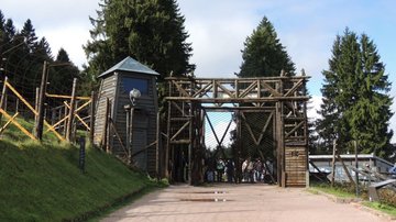 Tor, Wachturm und Zaun eines Lagers
