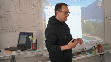 Mann mit Brille hält einen Vortrag