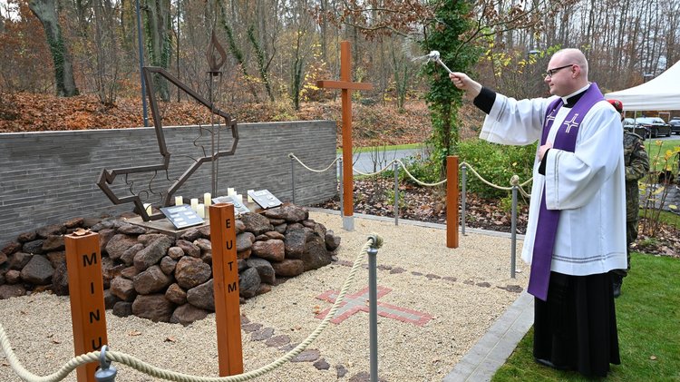 Geistlicher weiht Denkmal