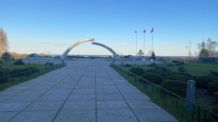 In der Mitte durchbrochener monumentaler Bogen als Mahnmal am Seeufer
