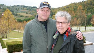 Mutter und Sohn Arm in Arm