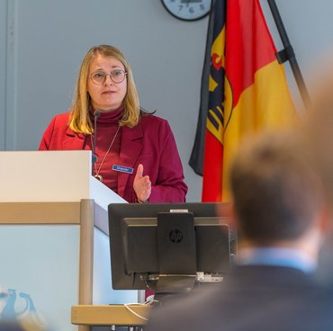 Frau am Rednerpult