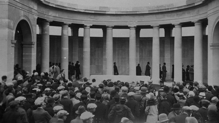 Menschenmenge vor den Säulen des Memorials