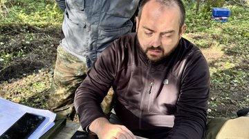 Zwei Männer am Laptop