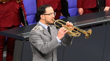 Das deutsche Totensignal „Der gute Kamerad“ spielte Stabsfeldwebel Akio Ogawa-Müller.