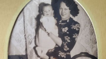 Eine junge Frau mit einem Baby auf dem Arm