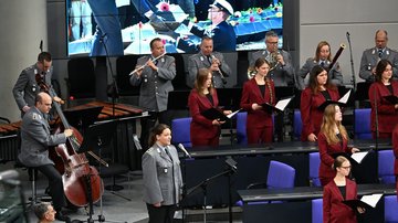 Sieben Musiker und eine Sängerin der Bundeswehr 