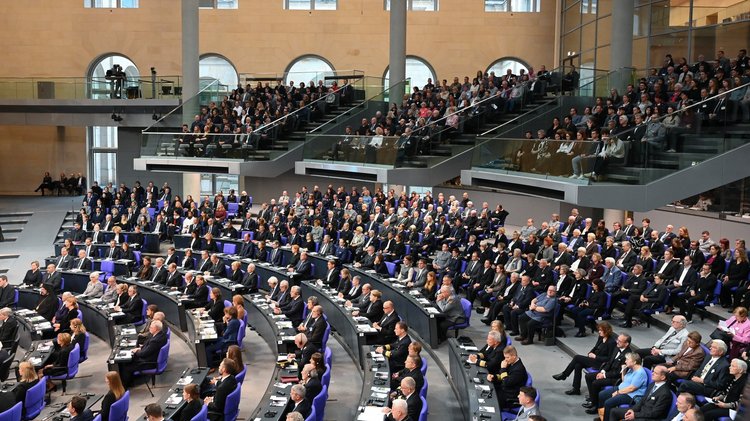 Blick in den Plenarsaal mit Tribünen