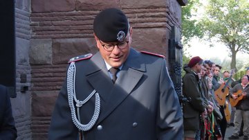 Deutscher Militär am Rednerpult