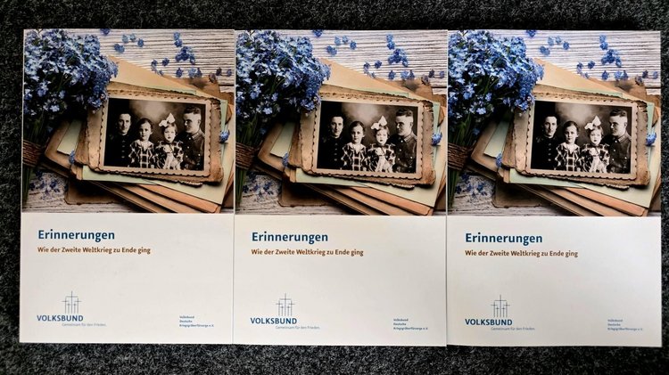 Drei Bücher liegen nebeneinander.