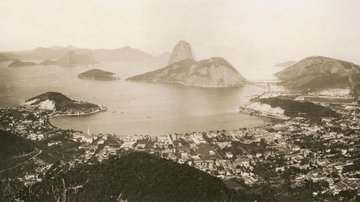 Luftaufnahme einer Stadt am Meer