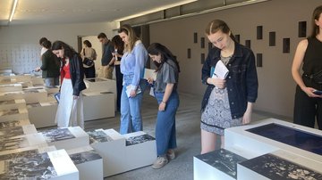 Junge Menschen stehen in einem Ausstellungsraum