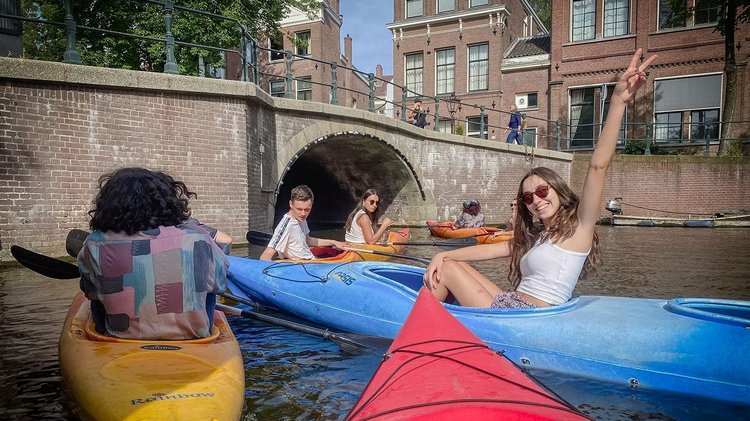 Jugendliche in Kanus auf einem Fluss