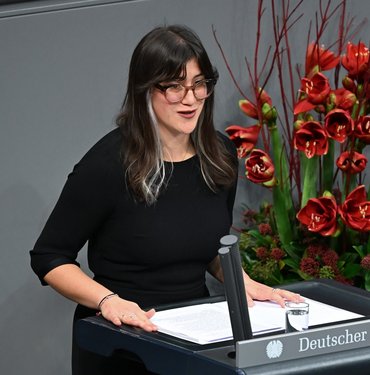 Junge Frau am Rednerpult