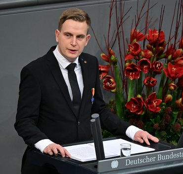 Junger Mann am Rednerpult