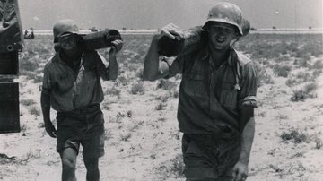 Zwei Soldaten in der Wüste