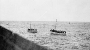 Zwei überfüllte Rettungsboote