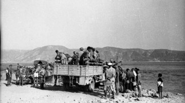 Menschen auf offenen Fahrzeugen an der Küste