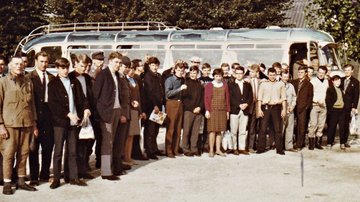 Gruppenfoto vor einem Reisebus