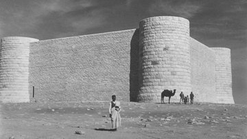 Die monumentale Kriegsgräberstätte erinnert an eine Festung.