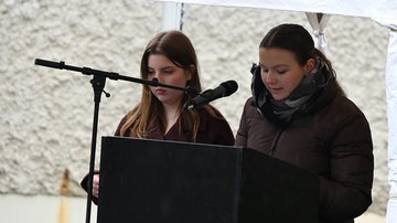 Zwei junge Frauen am Mikrofon