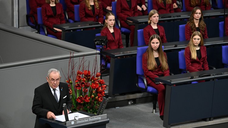 Volksbund-Präsident Wolfgang Schneiderhan, im Hintergrund Sängerinnen der Mädchenkantorei am Bremer Dom