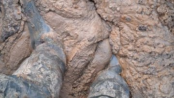 ein Paar Gummistiefel, halb eingesunken