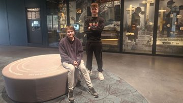 Zwei junge Männer in einem Ausstellungsraum
