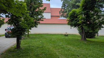 Rasenfläche, die an Kirchenmauer endet