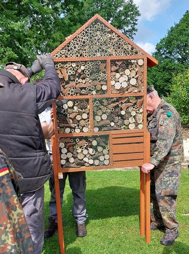 Zwei Männer platzieren Insektenhotel