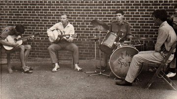 Vier junge Musiker mit ihren Instrumenten