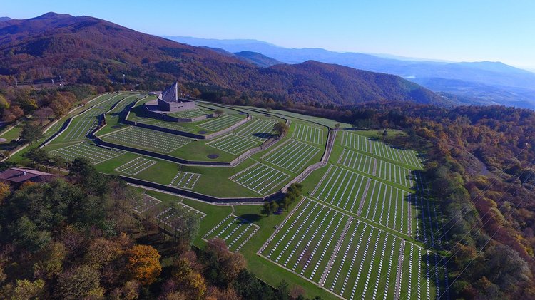 Drohnenfoto von Soldatenfriedhof in Hügellandschaft