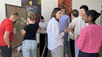 junge Menschen im Gespräch