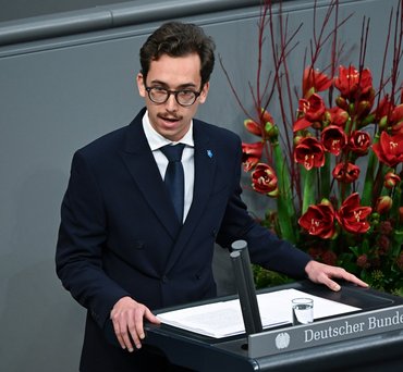 Junger Mann am Rednerpult