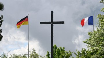 Metallkreuz mit deutsche Flatte links und französischer Flagge rechts