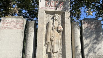 Relief mit Soldatenfigur und kyrillische Inschrift