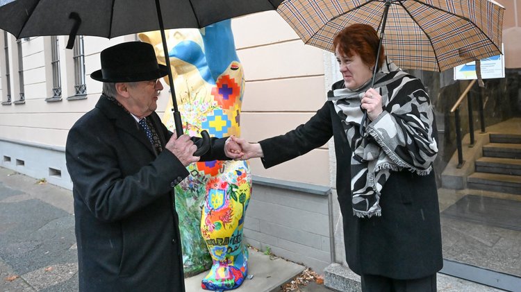 Mann und Frau reichen sich die Hand