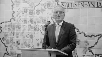 Mann am Rednerpult