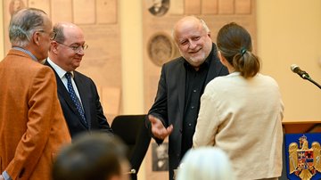 Drei Männer und eine Frau im Gespräch