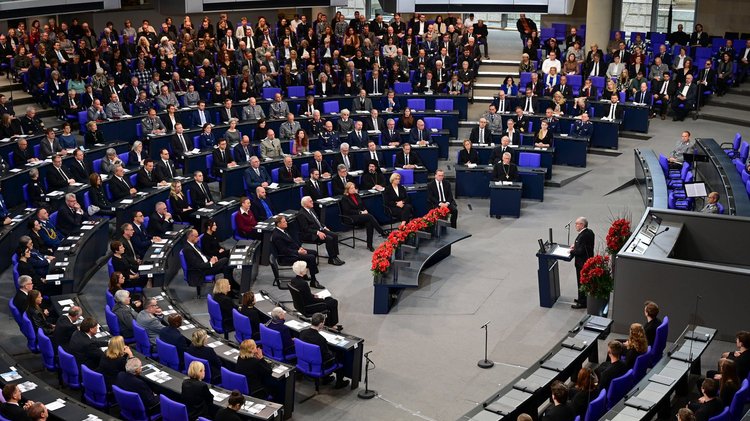 Plenarsaal im Reichstag mit Besuchern der Veranstaltung