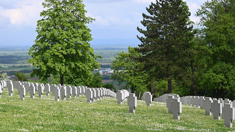 Reihen von Soldatengräbern mit Steinkreuzen mit weitem Blick in die Landschaft