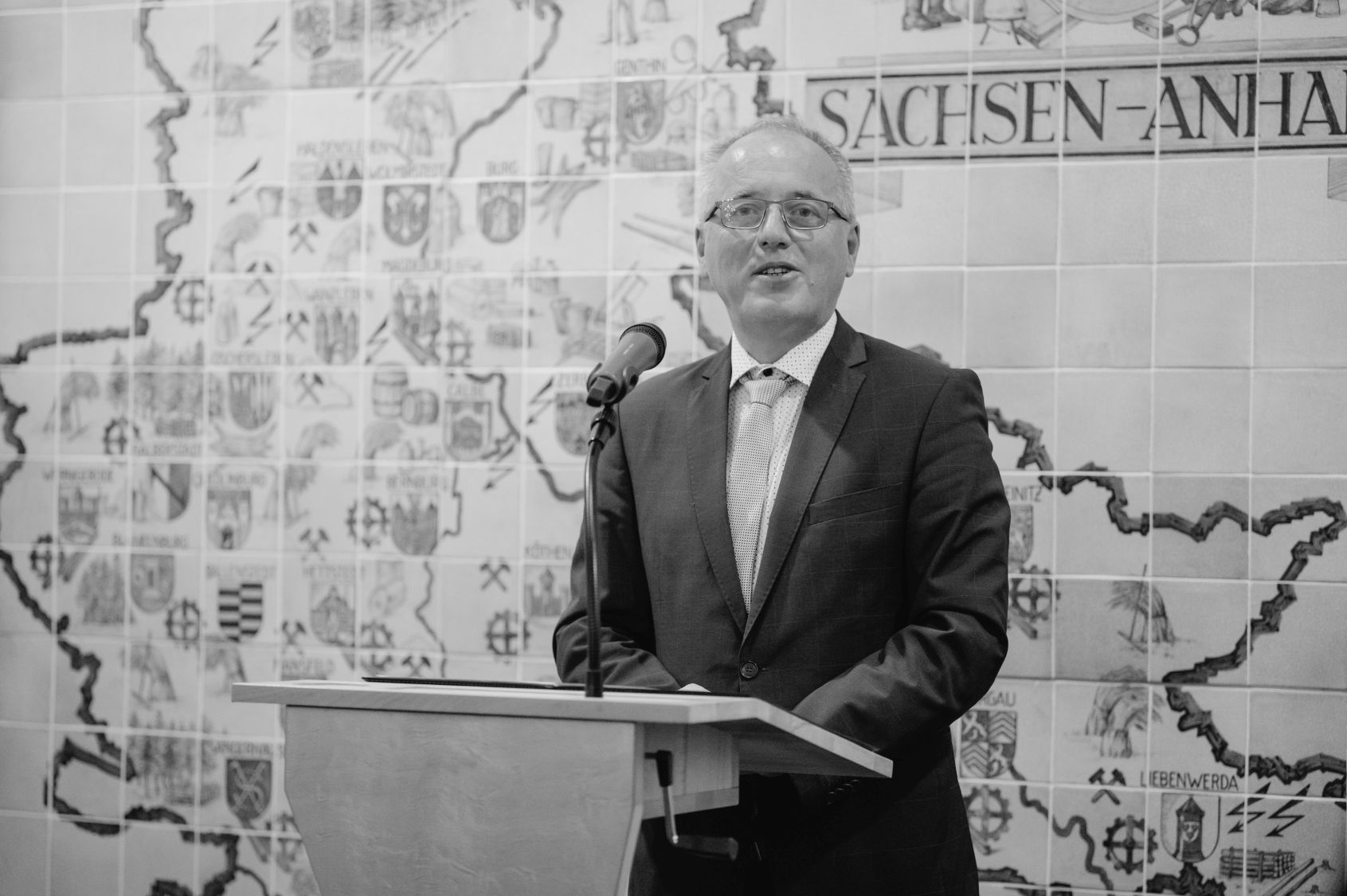 Mann am Rednerpult